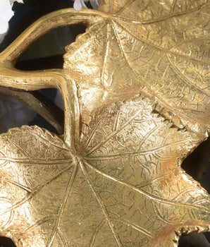 Vassoio foglia dorata in resina con dettagli incisi